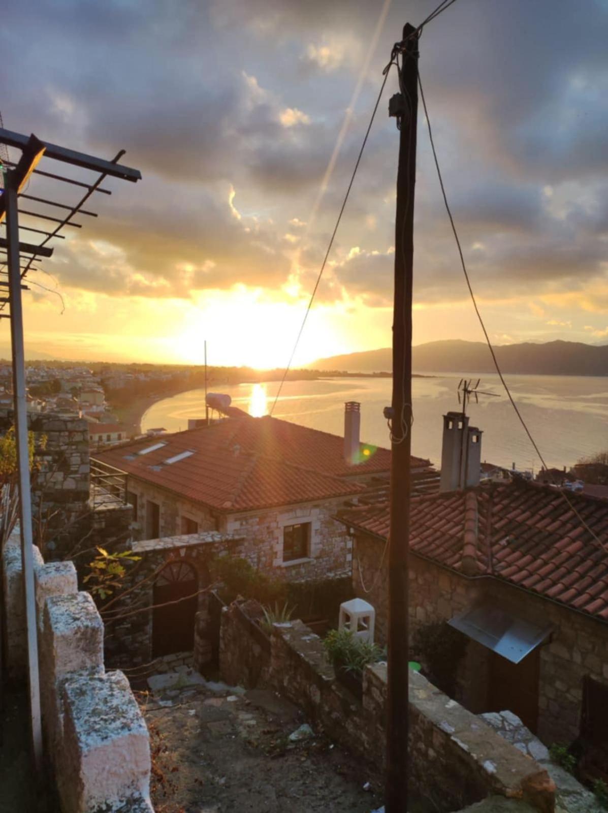 Apartamento Stone Clock'S House Nafpaktos Exterior foto